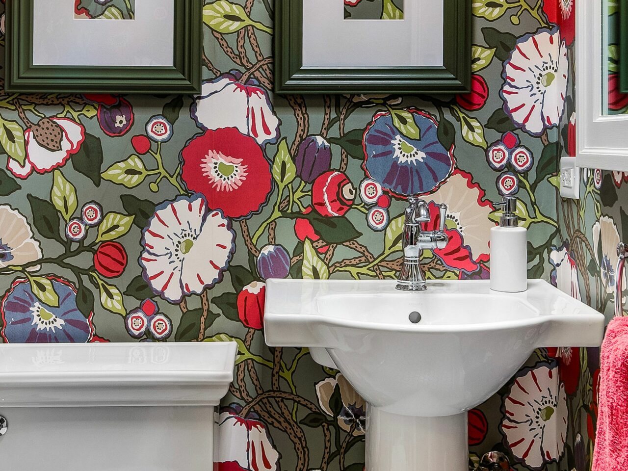 vintage floral bathroom design